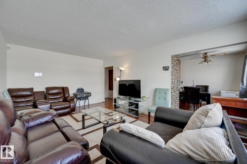 6621 132 Avenue, Edmonton, AB - Indoor Photo Showing Living Room