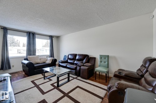 6621 132 Avenue, Edmonton, AB - Indoor Photo Showing Living Room