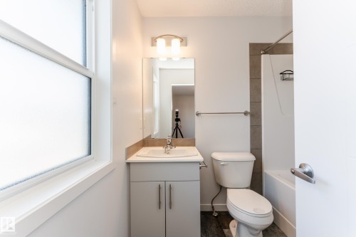 11919 35 Avenue, Edmonton, AB - Indoor Photo Showing Bathroom
