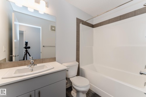 11919 35 Avenue, Edmonton, AB - Indoor Photo Showing Bathroom