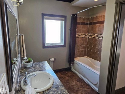 4 pc bathroom on main floor - 4413 53 Street, St. Paul Town, AB - Indoor Photo Showing Bathroom