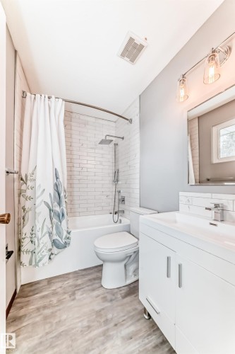 17104 85 Avenue, Edmonton, AB - Indoor Photo Showing Bathroom