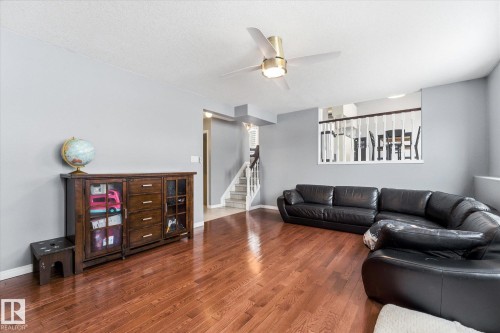1064 Jones Crescent, Edmonton, AB - Indoor Photo Showing Living Room