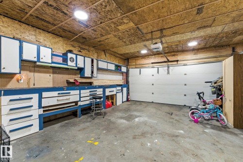 1064 Jones Crescent, Edmonton, AB - Indoor Photo Showing Garage