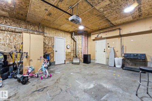 1064 Jones Crescent, Edmonton, AB - Indoor Photo Showing Garage