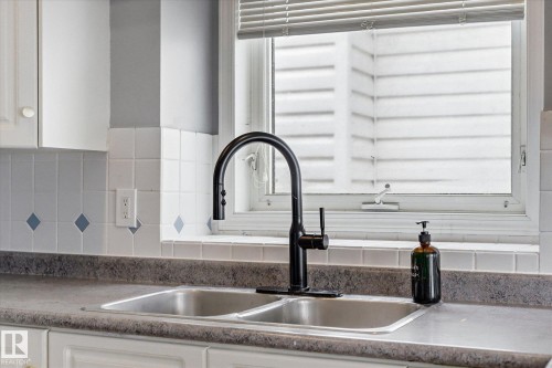 1064 Jones Crescent, Edmonton, AB - Indoor Photo Showing Kitchen With Double Sink