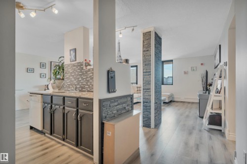 802 10145 109 Street, Edmonton, AB - Indoor