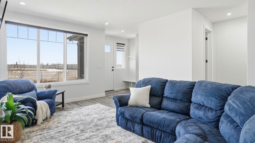 10 Meadowview Way, Leduc, AB - Indoor Photo Showing Living Room