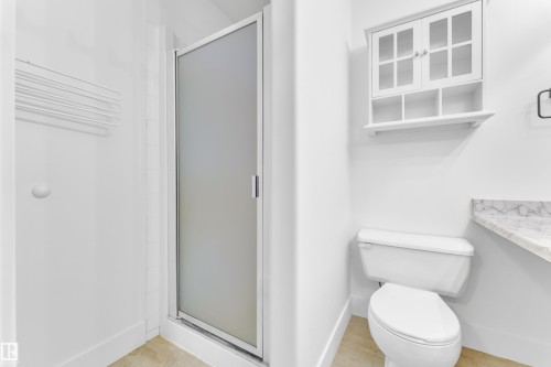 6741 162A Avenue, Edmonton, AB - Indoor Photo Showing Bathroom