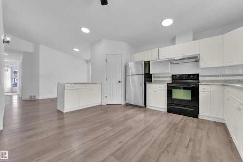 6741 162A Avenue, Edmonton, AB - Indoor Photo Showing Kitchen