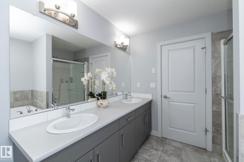 2088 Graydon Hill Crescent, Edmonton, AB - Indoor Photo Showing Bathroom
