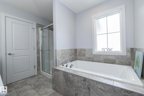 2088 Graydon Hill Crescent, Edmonton, AB - Indoor Photo Showing Bathroom