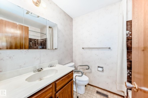 14237 22A Street, Edmonton, AB - Indoor Photo Showing Bathroom