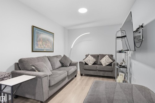 2631 Donaghey Crescent, Edmonton, AB - Indoor Photo Showing Living Room