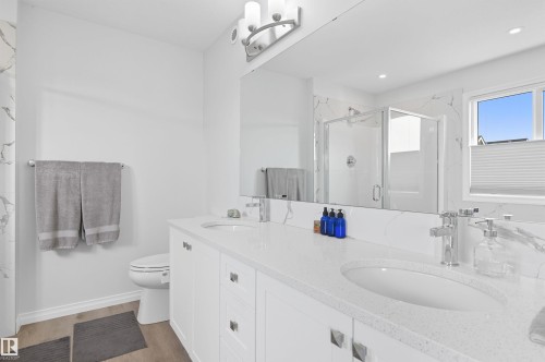 2631 Donaghey Crescent, Edmonton, AB - Indoor Photo Showing Bathroom