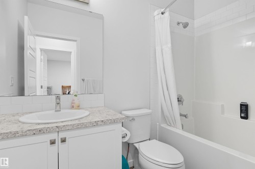 2631 Donaghey Crescent, Edmonton, AB - Indoor Photo Showing Bathroom
