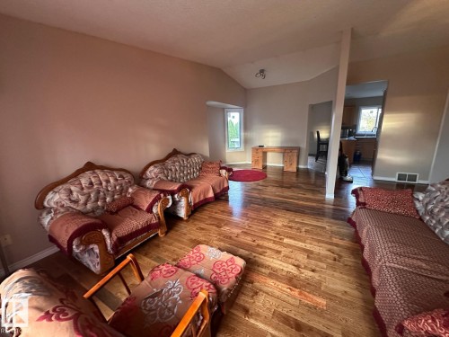 2807 35 Street, Edmonton, AB - Indoor Photo Showing Living Room