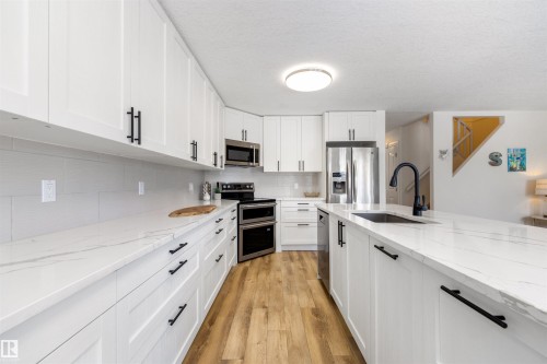 23 882 Ryan Place, Edmonton, AB - Indoor Photo Showing Kitchen With Upgraded Kitchen