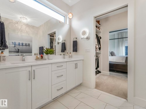 6720 105A Street, Edmonton, AB - Indoor Photo Showing Bathroom