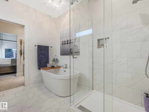 6720 105A Street, Edmonton, AB - Indoor Photo Showing Bathroom