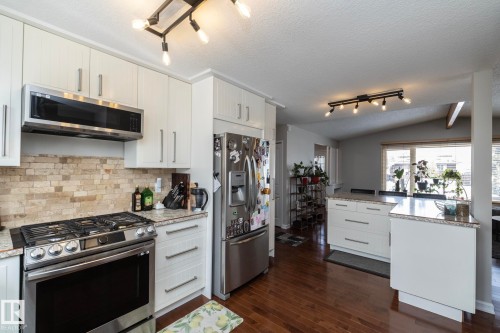7123 39A Avenue Nw, Edmonton, AB - Indoor Photo Showing Kitchen With Upgraded Kitchen