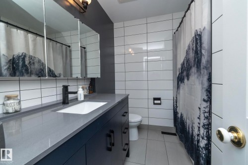 7123 39A Avenue Nw, Edmonton, AB - Indoor Photo Showing Bathroom