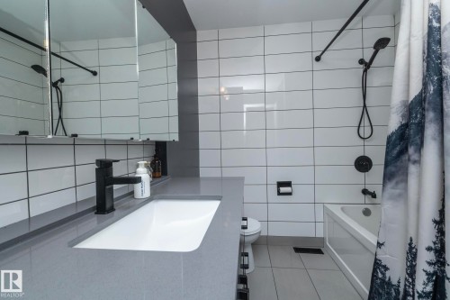 7123 39A Avenue Nw, Edmonton, AB - Indoor Photo Showing Bathroom