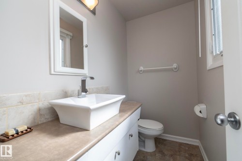7123 39A Avenue Nw, Edmonton, AB - Indoor Photo Showing Bathroom