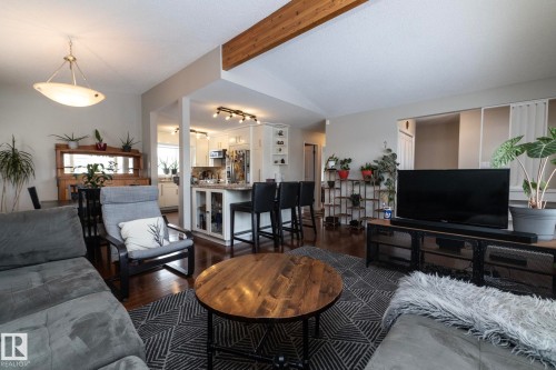 7123 39A Avenue Nw, Edmonton, AB - Indoor Photo Showing Living Room
