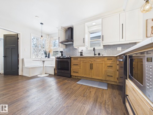 8746 84 Avenue, Edmonton, AB - Indoor Photo Showing Kitchen With Upgraded Kitchen