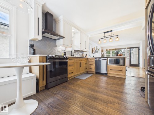 8746 84 Avenue, Edmonton, AB - Indoor Photo Showing Kitchen With Upgraded Kitchen