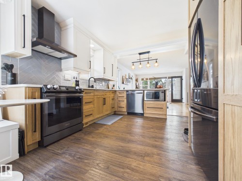 8746 84 Avenue, Edmonton, AB - Indoor Photo Showing Kitchen With Upgraded Kitchen