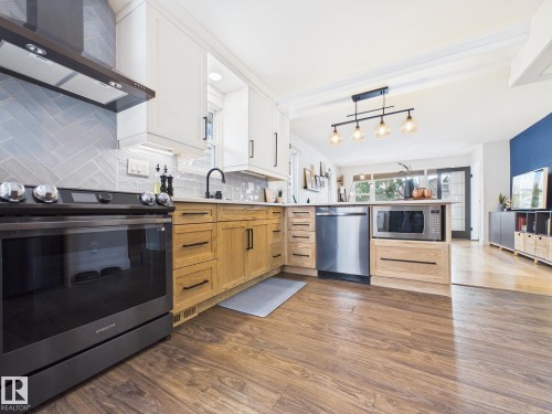 8746 84 Avenue, Edmonton, AB - Indoor Photo Showing Kitchen With Upgraded Kitchen