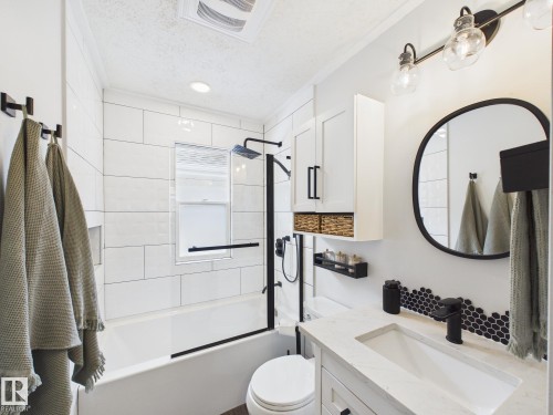8746 84 Avenue, Edmonton, AB - Indoor Photo Showing Bathroom