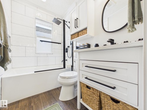 8746 84 Avenue, Edmonton, AB - Indoor Photo Showing Bathroom