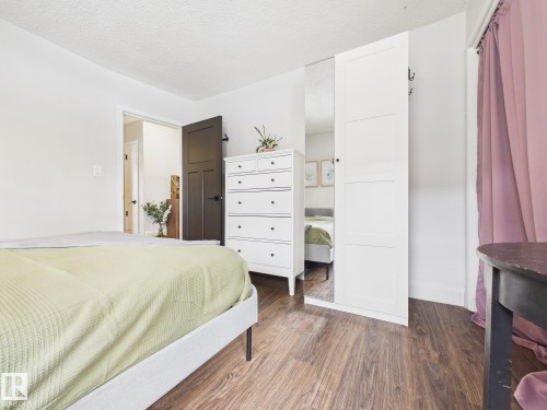 8746 84 Avenue, Edmonton, AB - Indoor Photo Showing Bedroom