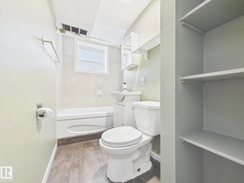 8746 84 Avenue, Edmonton, AB - Indoor Photo Showing Bathroom
