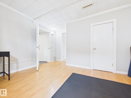8746 84 Avenue, Edmonton, AB - Indoor Photo Showing Other Room