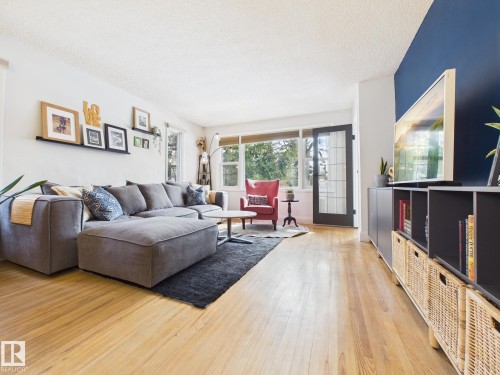 8746 84 Avenue, Edmonton, AB - Indoor Photo Showing Living Room