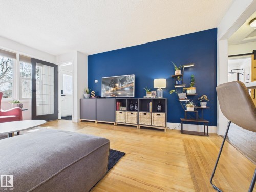 8746 84 Avenue, Edmonton, AB - Indoor Photo Showing Bedroom