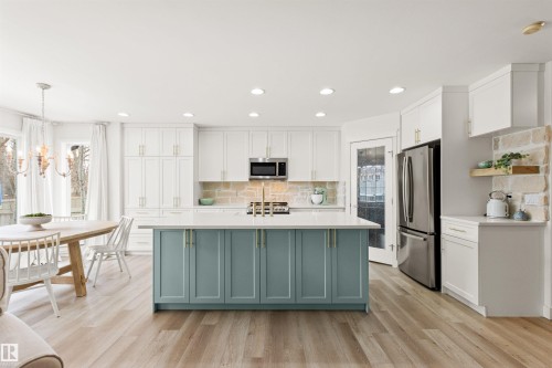 33 English Way, St. Albert, AB - Indoor Photo Showing Kitchen With Upgraded Kitchen