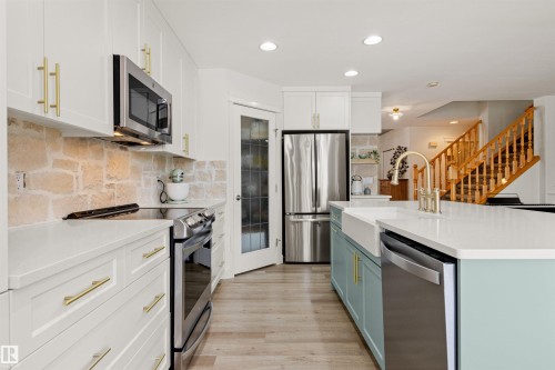 33 English Way, St. Albert, AB - Indoor Photo Showing Kitchen With Upgraded Kitchen