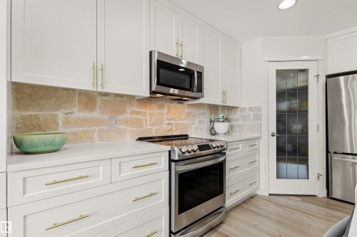33 English Way, St. Albert, AB - Indoor Photo Showing Kitchen With Upgraded Kitchen