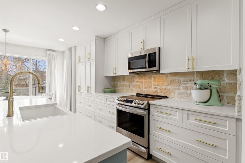 33 English Way, St. Albert, AB - Indoor Photo Showing Kitchen With Upgraded Kitchen