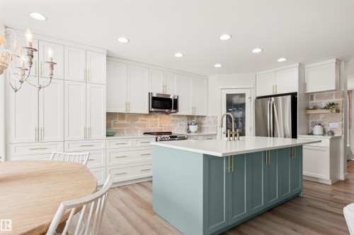 33 English Way, St. Albert, AB - Indoor Photo Showing Kitchen With Upgraded Kitchen