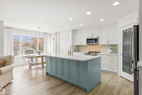 33 English Way, St. Albert, AB - Indoor Photo Showing Kitchen With Upgraded Kitchen