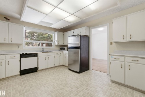 8616 179 Street, Edmonton, AB - Indoor Photo Showing Kitchen