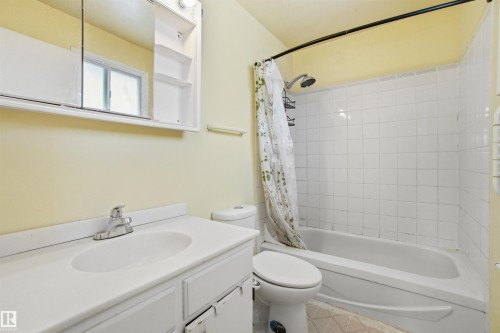 8616 179 Street, Edmonton, AB - Indoor Photo Showing Bathroom