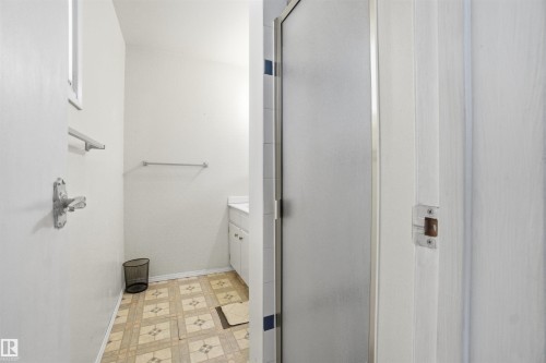 8616 179 Street, Edmonton, AB - Indoor Photo Showing Bathroom