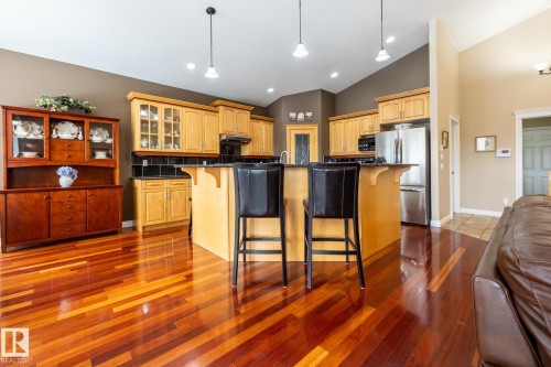 135 Fraser Way, Edmonton, AB - Indoor Photo Showing Kitchen